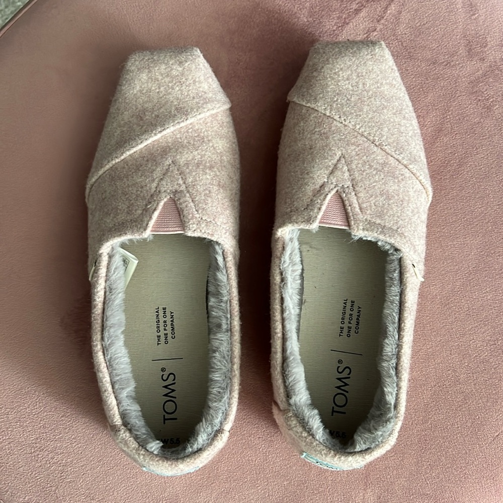 Tom’s Blush Pink Faux Fur Slippers Size 5.5